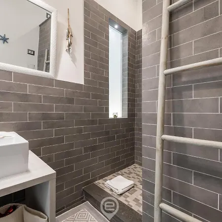 73 E 74 Apartment *